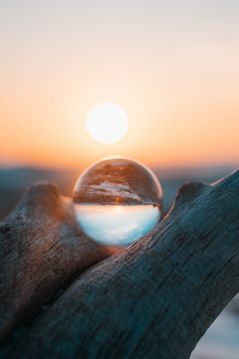 Zonlicht en een glazen bol in de natuur